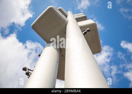 Prag. Tschechische Republik - 12.03.2020: Unteransicht des Zizkov Fernsehturms mit einzigartiger Baby-Skulptur in Prag, Tschechien Stockfoto