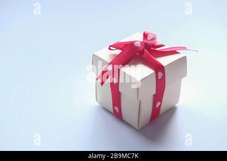 Geschenkbox auf weißem Hintergrund schließen, Stockfoto