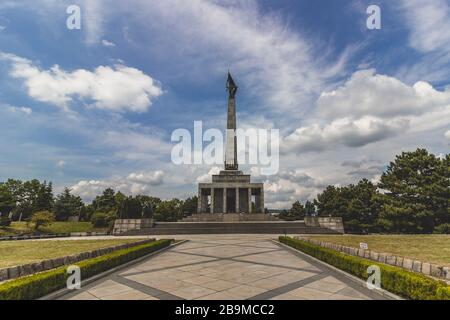 Slavin Denkmal Wahrzeichen in der Nähe der Stadt mit blauem Himmel und ein bisschen Wolken Stockfoto