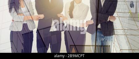 Kreative Geschäftsleute entwickeln Teamwork-Ideen im Büro. Doppelte Belichtung. Stockfoto