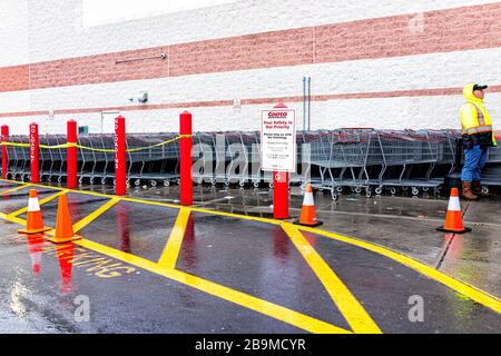 Sterling, USA - 23. März 2020: Menschen, die Einkaufswagen beim Eintritt in den Cocco Discount-Mitgliederclub-Shop während Coronavirus Covid-19-Ausbruch mit Witz kaufen Stockfoto