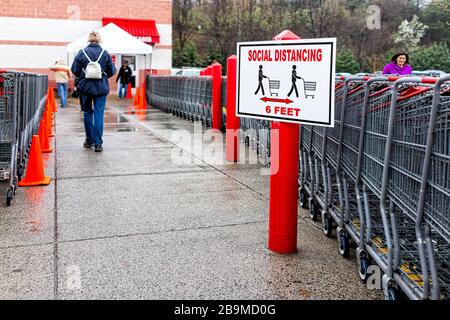 Sterling, USA - 23. März 2020: People Customer Woman by Shopping Carts am Eingang zum Costco Discount Membership Club Store während Coronavirus Covid- Stockfoto