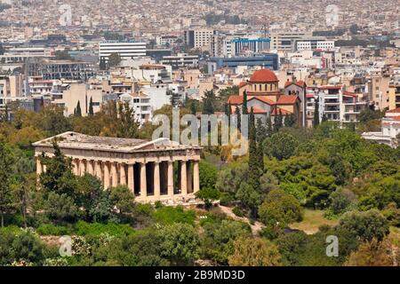 Athen, Griechenland - 28. April 2019: Luftansicht des Tempels von Hephaestus (oder Hephaisteion), hinter dem die Kirche der Heiligen Dreifaltigkeit steht. Stockfoto