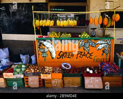 Tobago Trinidad Scarborough Market Gemüse & Obst Stall Bananen Äpfel Stockfoto