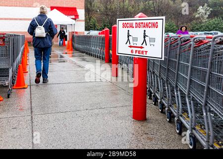 Sterling, USA - 23. März 2020: Kunden, die Einkaufswagen kaufen, am Eingang zum Costco Discount-Mitgliedschaftsclub-Shop während Coronavirus Covid-19 aus Stockfoto