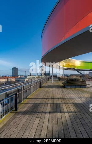 Ihr Rainbow Panorama von Olafur Elliasson auf der AROS Kunstgalerie in Aarhus in Dänemark. Glaswände verblassen durch Regenbogenfarben. Stockfoto