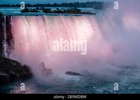 Buntes Licht auf den Niagarafällen Stockfoto