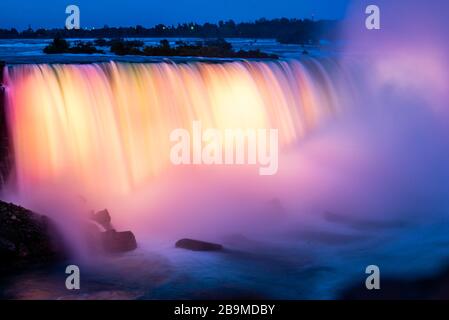 Buntes Licht auf den Niagarafällen Stockfoto