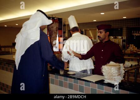 Kuwait City Kuwait Man Erhält Essen In Der Kantine Der Universität Stockfoto