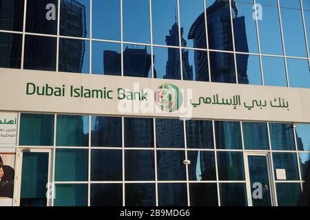 Dubai VAE Dezember 2019 - Dubai Islamic Bank ein großes Nahost-Banken, die an einem sonnigen Tag ein Logo auf einem großen Gebäude errichten. Stockfoto