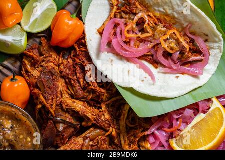 Cochinita Pibil, mexikanische Grube geröstetes Schweinegericht Stockfoto