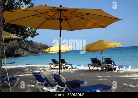 Grand-Anse-Strand, Sonnenschirme und leere Sonnenliegen Stockfoto