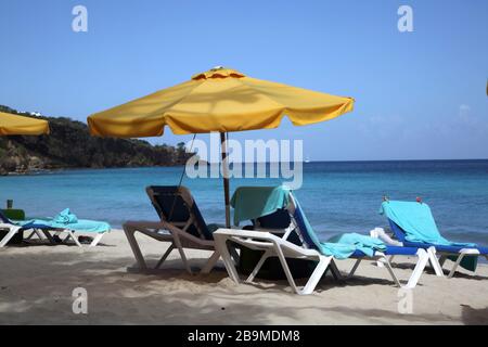 Grand-Anse-Strand, Sonnenschirme und leere Sonnenliegen Stockfoto
