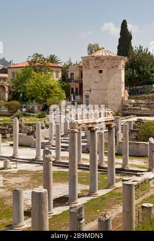 Athen, Griechenland - 28. April 2019: Der Horologion von Andronikos von Kyrrhos inmitten der Ruinen des römischen Forums. Stockfoto