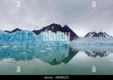 Monacobreen, Gletscher im Haakon VII Land, der in den Liefdefjorden, Spitzbergen/Spitzbergen, Norwegen einweicht Stockfoto