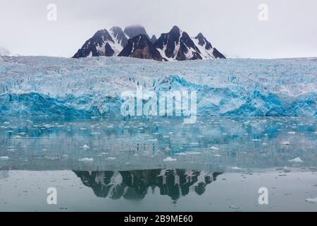 Monacobreen, Gletscher im Haakon VII Land, der in den Liefdefjorden, Spitzbergen/Spitzbergen, Norwegen einweicht Stockfoto