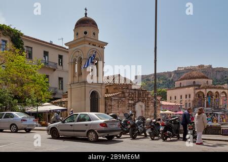 Athen, Griechenland - 28. April 2019: Monastiraki-Platz mit der Heiligen Kirche der Dormition des Klosters Monastiraki neben der Tzistarakis-Moschee. Stockfoto