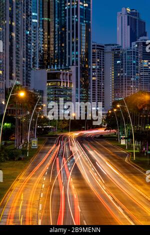 Cinta Costera, Coastal Beltway, Balboa Avenue City Skyline in der Nacht, Panama City, Panama, Mittelamerika Stockfoto