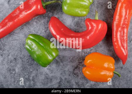 Verschiedene Farben und Arten heißer Chilischoten. Draufsicht. Stockfoto