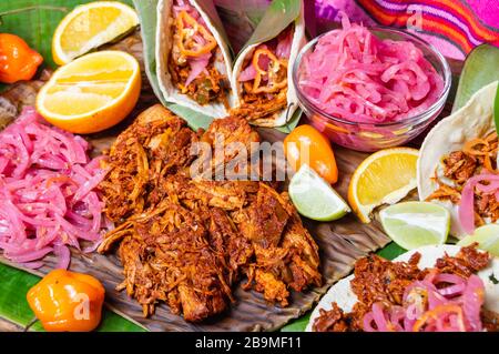 Cochinita Pibil, mexikanische, pit-geröstete Schweineform aus Yucatan, auf Bananenblättern mit traditionellen Gewürzen. Tacos und Tostadas aus Mexiko. Stockfoto