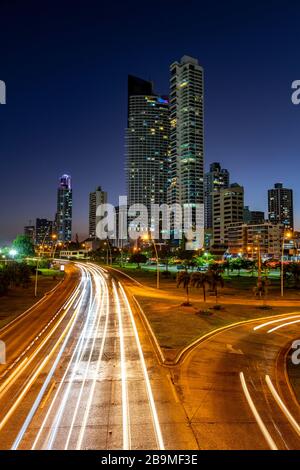 Cinta Costera, Coastal Beltway, Balboa Avenue City Skyline in der Nacht, Panama City, Panama, Mittelamerika Stockfoto