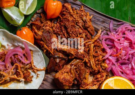 Cochinita Pibil, mexikanische Grube geröstetes Schweinegericht Stockfoto