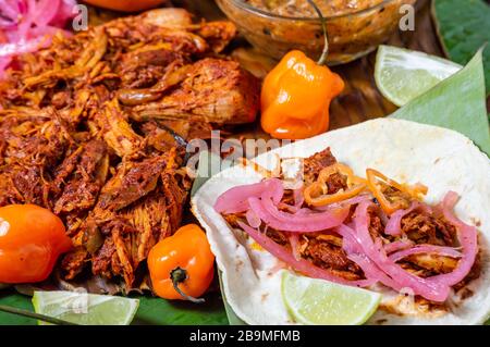 Cochinita Pibil, mexikanisches, pit-geröstetes Schweinegericht von der Halbinsel Yucatan, serviert auf Bananenblättern mit traditionellen Gewürzen. Tacos aus Mexiko. Stockfoto