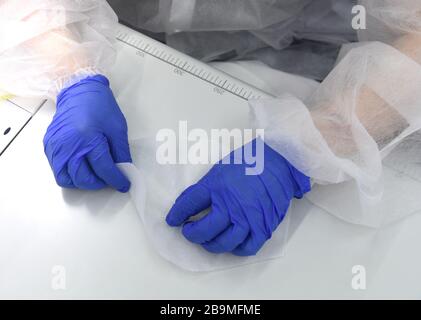 Schneider nähen Schutzmasken. Viele Menschen verwendeten Gesichtsmasken als Schutzmaßnahme gegen das COVID-19-Coronavirus. Stockfoto