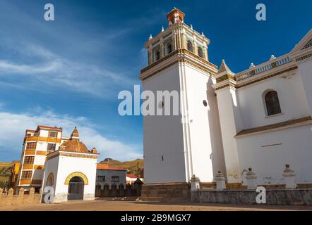 Fassade der Basilika unserer Lieben Frau von Copacabana mit ihrer berühmten Jungfrau Maria, Bolivien. Stockfoto