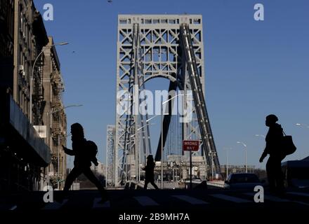 New York, USA. März 2020. Fußgänger überqueren eine Manhattan-Straße in der Nähe der George Washington Bridge in New York City am Dienstag, 24. März 2020. Der Staat New York berichtet von den meisten Fällen und Todesfällen im Land mit mehr als 23.230 bestätigten Fällen und 188 Todesfällen. Foto von John Angelillo/UPI Credit: UPI/Alamy Live News Stockfoto