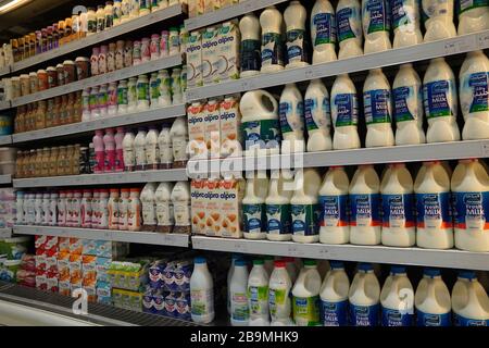 Dubai VAE Dezember 2019 Milchflaschen in Regalen zum Verkauf angeboten. Verschiedene Größen. Auch aromatisierte Milch Erdbeermilch, Kamelmilch, Kokosnuss m Stockfoto