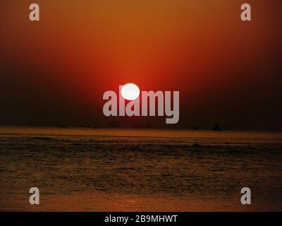 Wunderbarer Blick auf den schönen sonnengott mit goldenem orangefarbenem Himmel und Meerwasser, Indien Stockfoto