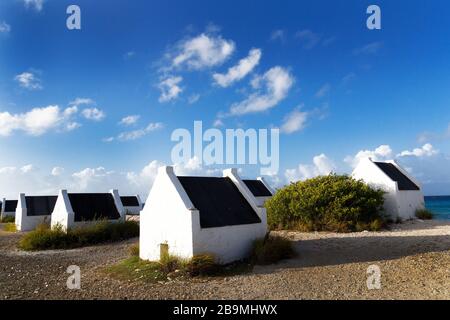Historische weiße Sklaven Hütten an der Küste von Bonaire, der ABC-Inseln Dutch Antillies, Karbbohee Stockfoto