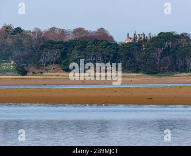 Tyninghame House Scots Baronial Villa Turrets über Tyne Estuary, John Muir Country Park, East Lothian, Schottland, Großbritannien Stockfoto