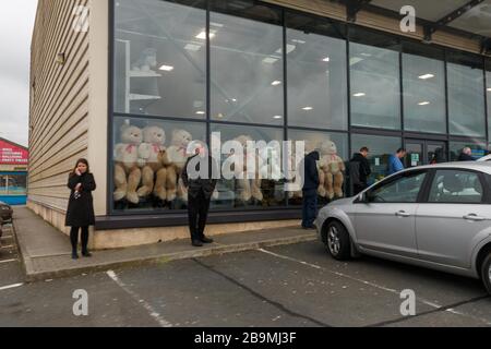 Cork, Irland. März 2020. Queues bei Smytys Toys vor Lockdown, Cork City. Käufer haben heute Abend begonnen, zu nicht essentiellen Geschäften zu eilen, bevor sie heute Abend um Mitternacht geschlossen haben. Einer dieser Geschäfte ist Smyths Toys im Kreisverkehr von Kinsale, der eine Warteschlange lang genug sah, dass Mitarbeiter vorschlugen, dass Käufer, die ankommen, nicht Schlange stehen, da das Geschäft schließen würde, bevor sie es schafften. Credit: Damian Coleman/Alamy Live News Stockfoto