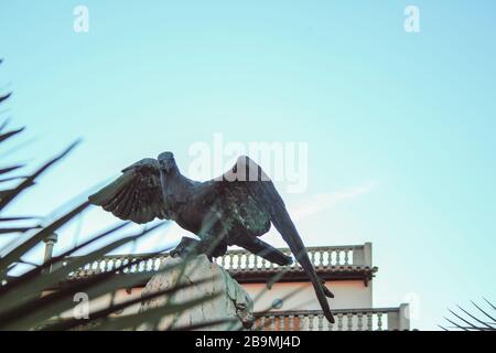 Vogelstatue vor dem Tor der Stadtmauer in Alcudia, Mallorca, Spanien Stockfoto