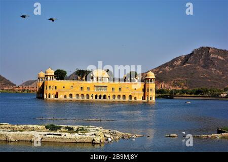 Der historische Jal Mahal, d. H. Der Wasserpalast inmitten des man Sagar Lake, Jaipur, Rajasthan, Indien Stockfoto