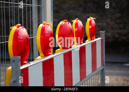 Nahaufnahme der roten Warnleuchten mit Straßensperren an einer Baustelle Stockfoto