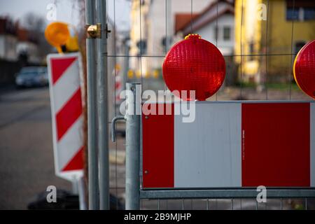 Nahaufnahme der roten Warnleuchten mit Straßensperren an einer Baustelle Stockfoto
