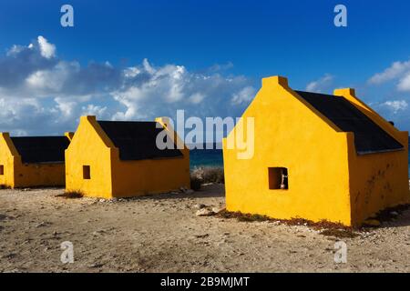 Historische Orangen-Sklaven-Hütten an der Küste von Bonaire, der ABC-Inseln Dutch Antillies, Karbbohee Stockfoto