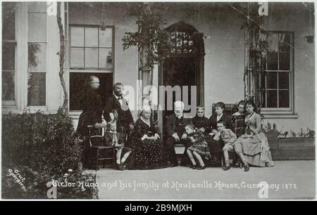 Die Terrasse im Haus Hauteville von links nach rechts: Richard Lesclide Louis Koch und sein Sohn Juliette Drouet, Victor Hugo, Hugo Sat Jeanne Julie Chenay, Alice Lockroy Gerorges Hugo, Frau Ménard und Frau Ménard-Dorian 'La terrasse à Hauteville House avec de Gauche à droite: Richard Lesclide, Louis Koch et son fils, Juliette Drouet, Victor Hugo, Jeanne Hugo assise, Julie Chenay, Alice Lockroy, Georges Hugo, Melle Ménard et Mme Ménard-Dorian', Hauteville House, Guernesey). Photographie de Thomas Alfred Grut (1852-133), 1878. Paris, Maison de Victor Hugo. Stockfoto