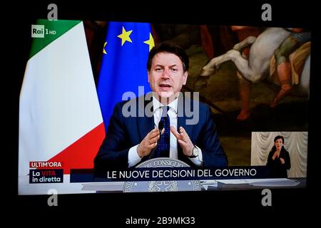 Turin, Italien. März 2020. TURIN, ITALIEN - 24. März 2020: Der Fernsehsender Rai 1 sendet die Video-Pressekonferenz des italienischen Premiers Giuseppe Conte und kündigt neue Maßnahmen für den Coronavirsu-Notfall an. Die italienische Regierung hat beispiellose Einschränkungen auferlegt, um die Ausbreitung des COVID-19-Coronavirus-Ausbruchs zu stoppen, und andere Maßnahmen, die die Bewegungen der Menschen nur für die Arbeit, für den Kauf wesentlicher Waren und aus gesundheitlichen Gründen erlaubt sind. (Foto von Nicolò Campo/Sipa USA) Credit: SIPA USA/Alamy Live News Stockfoto