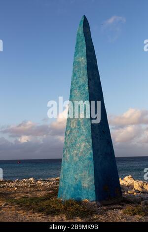 Blauer Obelisk ein historischer Marker für Shiba, um ihre Salzlieferung, Bonaire, Karibik, abzuholen Stockfoto