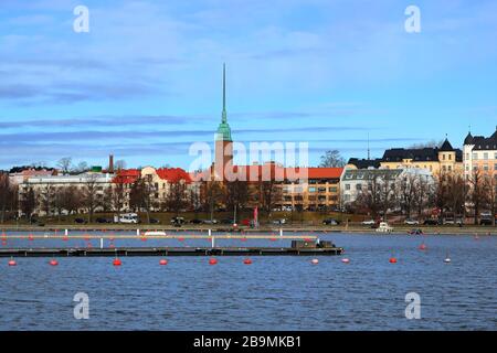 Merisatamanranta Waterfront mit Stadtgebäuden und Mikael Agricola Kirche an einem schönen Tag im März 2020. Ullanlinna, Helsinki, Finnland. Stockfoto