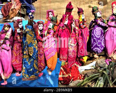 Gruppe von bunten indianischen Puppen im Surajkund Craft Mela, Indien Stockfoto