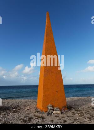 Roter Obelisk ein historischer Marker für Shiba, um ihre Salzlieferung, Bonaire, Karibik, abzuholen Stockfoto