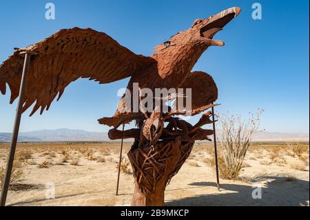 Anza-Borrego, Kalifornien - 21. April 2013: Metall-Adler-Skulptur des Künstlers Ricardo Breceda im Anza-Borrego Desert State Park Stockfoto