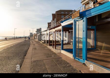 Southend-on-Sea, Großbritannien. März 2020. Eine Reihe geschlossener und geschlossener Cafés am Meer entlang der Western Esplanade in Southend-on-Sea, Essex, die während der COVID-19-Pandemie gefangen genommen wurden. Die Promenade ist leer, was die Auswirkungen sozialer Distanzierungsmaßnahmen und Reisebeschränkungen widerspiegelt. Die Szene erinnert an die Stille eines normalerweise lebhaften Küstenziels unter gesundheitlichen Notbedingungen. Penelope Barritt/Alamy Live News Stockfoto