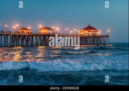 Huntington Beach, Kalifornien - 12. Mai 2013: Blick auf Ruby's Diner am Huntington Beach Pier in Südkalifornien in der Dämmerung, Stockfoto