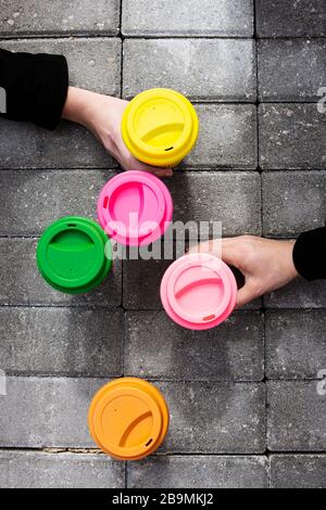 Wiederverwendbare Kaffee- oder Teetassen aus Bambus mit mehrfarbigem Silikonverschluss. Stockfoto